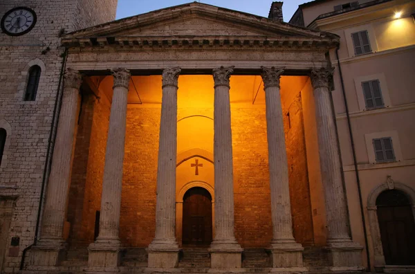 De gevel van de tempel van Minerva in Assisi — Stockfoto