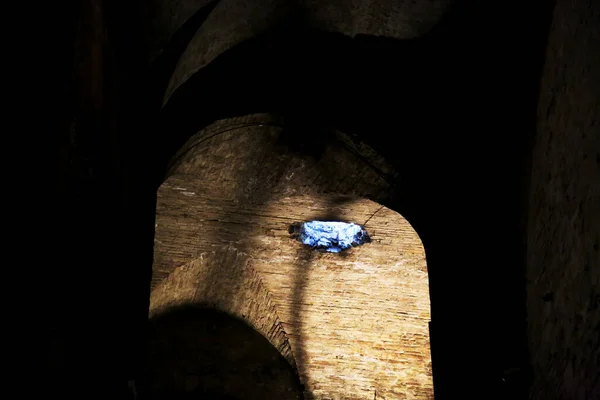 Das Licht von außen dringt in den Keller der Rocca Paolina in Perugia ein — Stockfoto