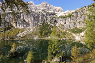 Dolomitlerdeki Federa Gölü manzarası