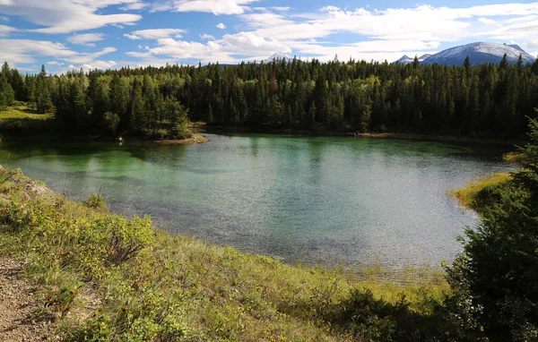 Piccolo lago di montagna nel Jasper National Park, Canada — Foto Stock