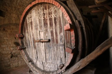 Gubbio şehrindeki Canon 'ların Muazzam Fıçısı. Kapasite, 20124 litreye eşdeğerdir, antik yerel dilde namlunun önünde yazılıdır.