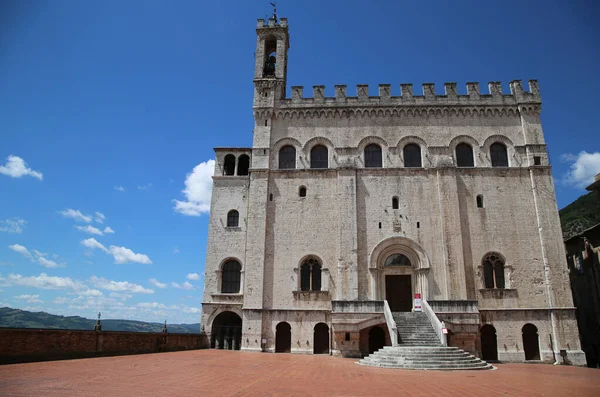 Вид на Palazzo dei Consoli в місті Губбіо (Італія). — стокове фото