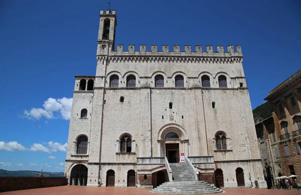 Vue du Palazzo dei Consoli dans la ville de Gubbio, Italie — Photo