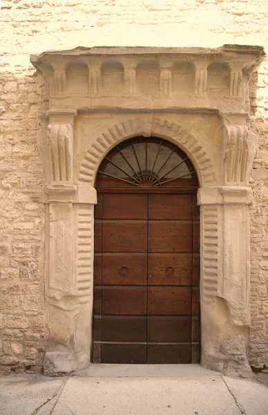 Ancient door in the city of Gubbio, Italy — 스톡 사진