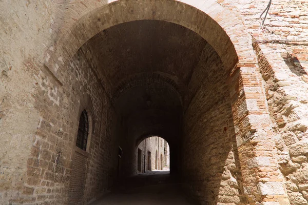 Gasse in der Stadt Gubbio in Italien — Stockfoto