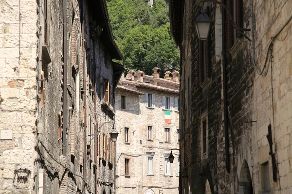 Alley a város Gubbio Olaszországban — Stock Fotó