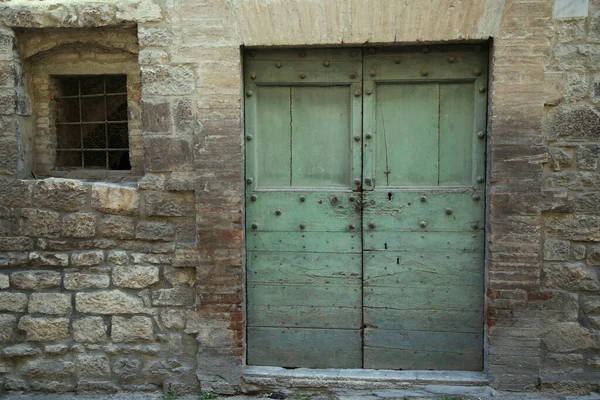 Ancient door in the city of Gubbio, Italy — 图库照片