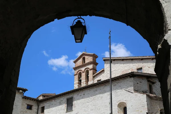 Vista de un callejón en Gubbio, Italia — Foto de Stock