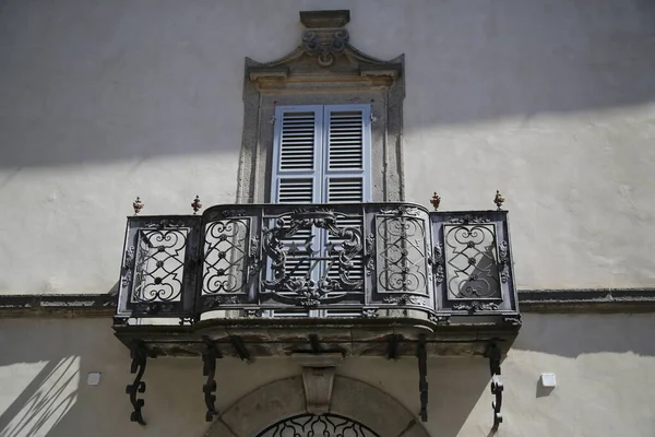 Балкон в старинном дворце в Орвието, Италия — стоковое фото