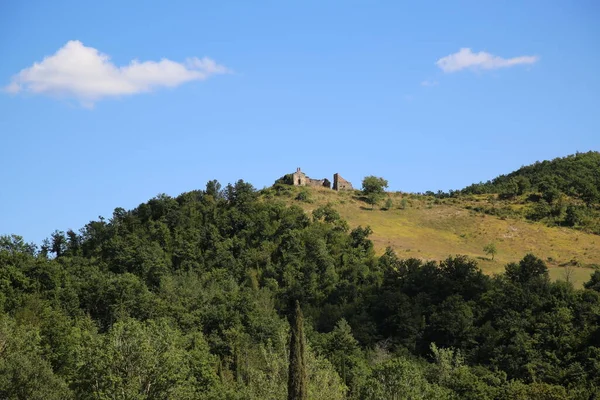 Oude ruïnes op de heuvel in Umbrië, Italië — Stockfoto