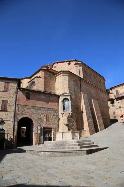 Palacios medievales en la ciudad de Panicale en Umbría, Italia —  Fotos de Stock