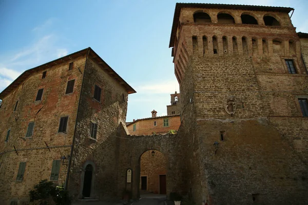 Palacios medievales en la ciudad de Panicale en Umbría, Italia — Foto de Stock