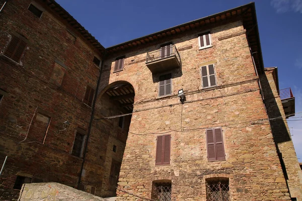 Средневековые дворцы в городе Паникале в Умбрии, Италия — стоковое фото