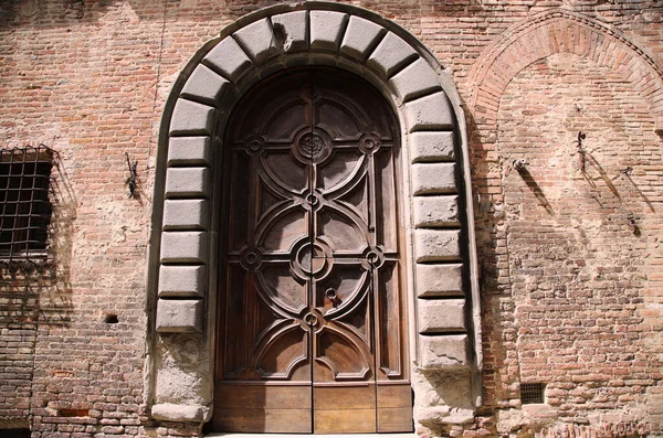 Ancient door in the town of Citta Della Pieve in Umbria, Italy — Stock Photo, Image