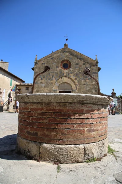 Oude bron in de stad Monteriggioni, Italië — Stockfoto