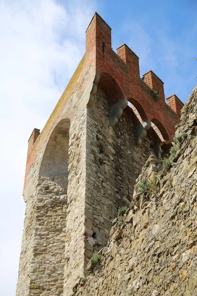 The fortress of Passignano on Lake Trasimeno, Italy — Stock Photo, Image