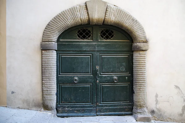 중세 도시인 이탈리아의 코르 토 나에 있는 옛 문 — 스톡 사진