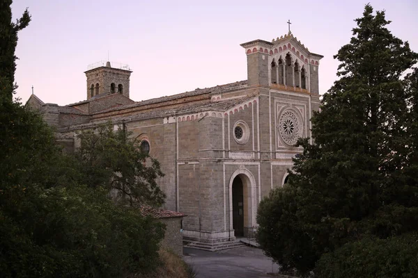 De basiliek van Santa Margherita in Cortona bij het eerste licht van de ochtend, Italië — Stockfoto