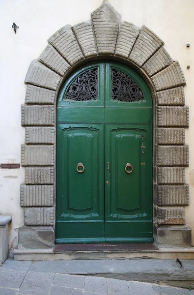 Старая дверь в средневековом городе Кортона, Италия — стоковое фото