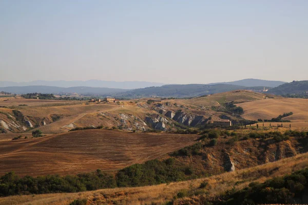 Blick auf die toskanische Landschaft im Sommer, Italien — Stockfoto