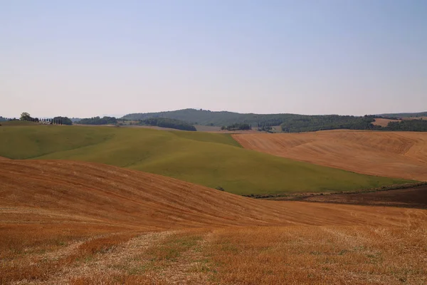 Utsikt över den toskanska landsbygden på sommaren, Italien — Stockfoto