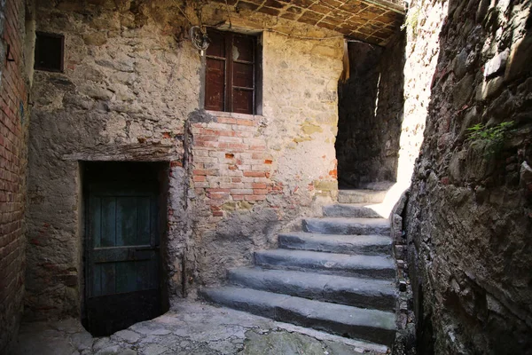 İtalya 'nın Trasimeno Gölü' ndeki Passignano köyünde dar bir sokak.