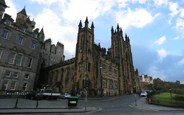 Les beaux bâtiments dans les rues d'Édimbourg, en Écosse — Photo