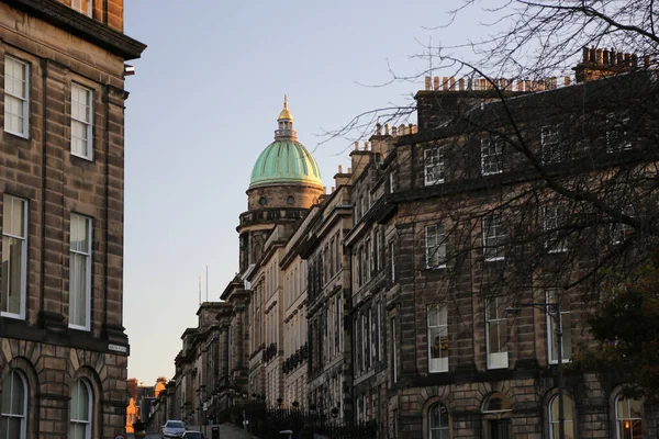 The beautiful buildings on the streets of Edinburgh, Scotland — Stock Photo, Image