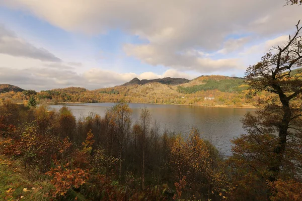 Paesaggio scozzese con colori d'autunno — Foto Stock