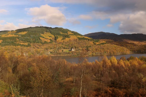 Paesaggio scozzese con colori d'autunno — Foto Stock
