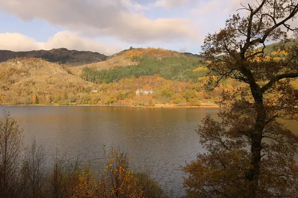 Шотландский пейзаж осенью — стоковое фото