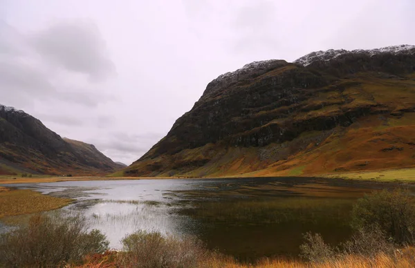 As cores quentes do outono da paisagem escocesa Highland — Fotografia de Stock