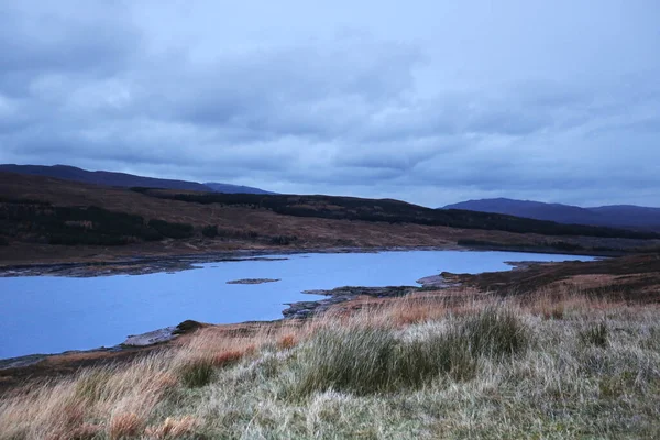 Теплі осінні кольори шотландського гірського ландшафту. — стокове фото