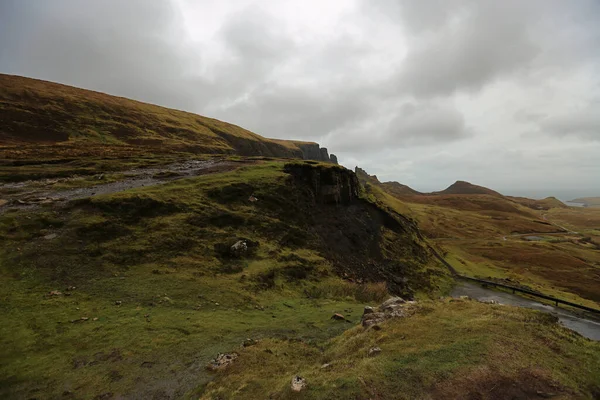 Типовий осінній краєвид безлюдного гірського хребта Скайп у Шотландії. — стокове фото
