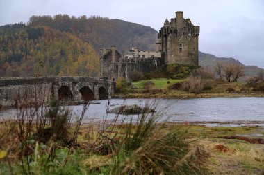 İskoçya 'da sonbaharda Eilean Donan Kalesi ile İskoçya manzarası