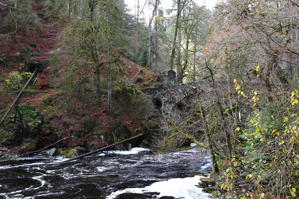 Эрмитаж на берегу реки Браан в Феигвинском лесу, Шотландия — стоковое фото