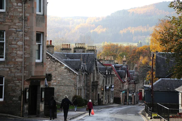 Widok na małe miasteczko Pitlochry w Szkocji — Zdjęcie stockowe