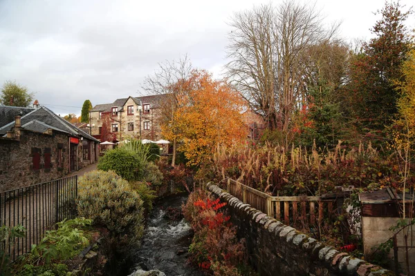 Widok na małe miasteczko Pitlochry w Szkocji — Zdjęcie stockowe