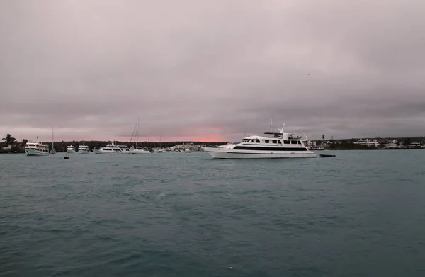 Naplemente a Galapagos-szigetek öblében — Stock Fotó