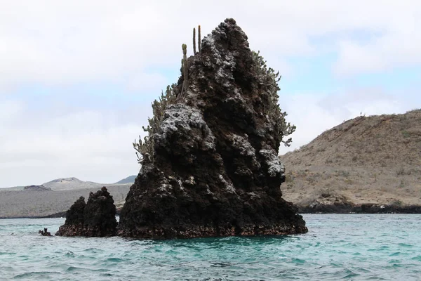 Rocas en el mar de las Islas Galápagos — Foto de Stock