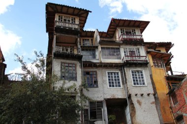 Cuenca, Ekvador 'da terk edilmiş antik bir bina. 