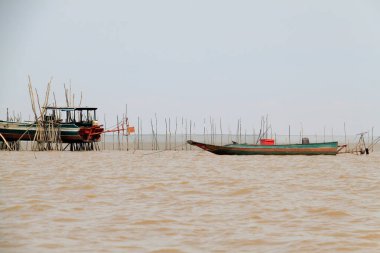 Tonle Sap gölünde balıkçı tekneleri, Kamboçya