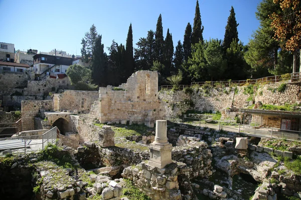 Las ruinas de la iglesia bizantina, adyacentes al sitio de la piscina de Betesda — Foto de Stock