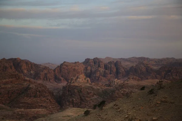 Lumini de dimineață pe munții din apropierea orașului antic Petra — Fotografie, imagine de stoc