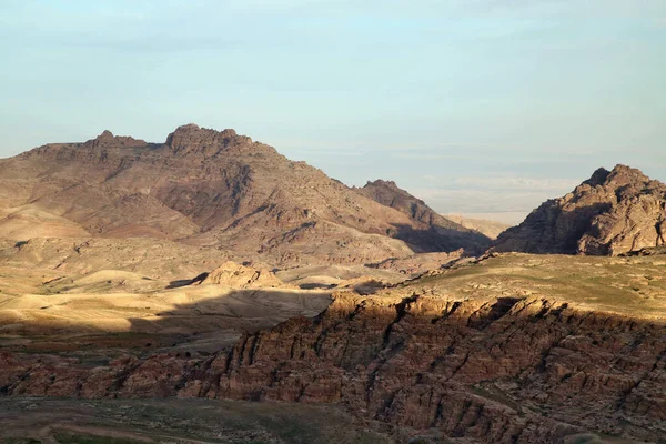 Antik Petra şehrinin yakınlarındaki dağlarda sabah ışıkları — Stok fotoğraf