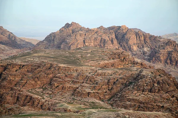 Antik Petra şehrinin yakınlarındaki dağlarda sabah ışıkları — Stok fotoğraf