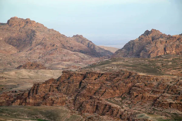 Antik Petra şehrinin yakınlarındaki dağlarda sabah ışıkları — Stok fotoğraf