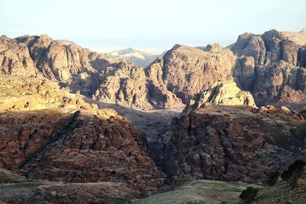 Morgen licht op de bergen in de buurt van de oude stad Petra — Stockfoto