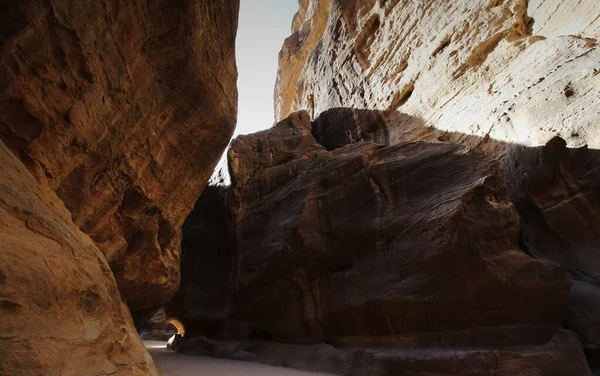 O Siq de Petra com suas belas rochas — Fotografia de Stock