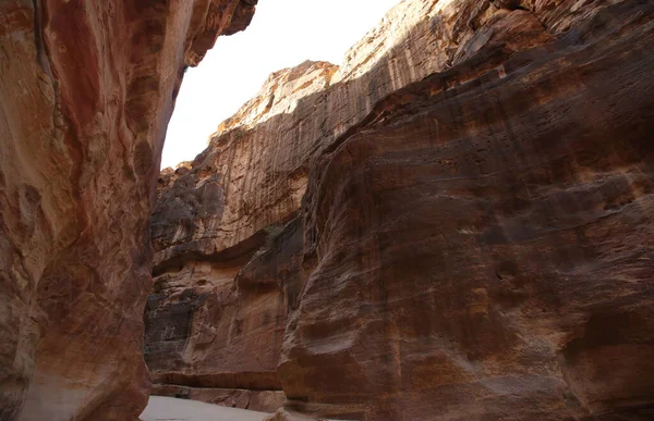 O Siq de Petra com suas belas rochas — Fotografia de Stock